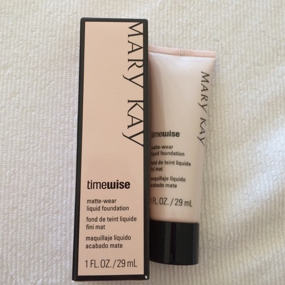 NIB Mary Kay matte wear beige 6 liquid foundation