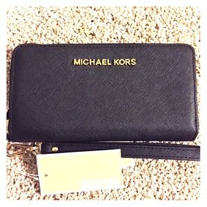 Michael Kors saffiano Wristlet (New long length)