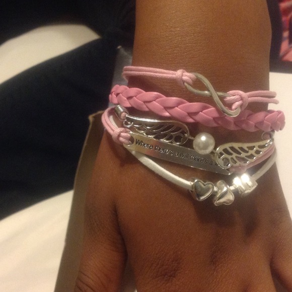 Bracelet NEW 🌟3 available