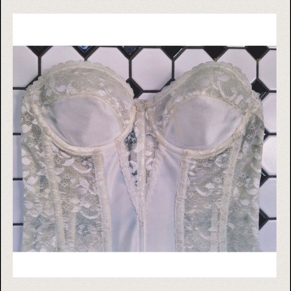 Vintage Lace Corset - Picture 4 of 4