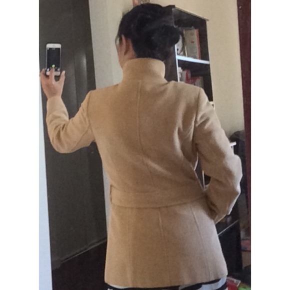 Queens court coat, size 2. - Picture 3 of 3