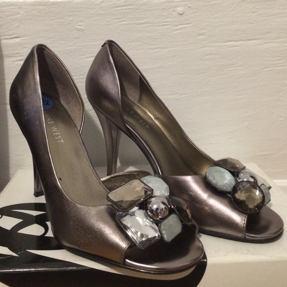 Nine West Shoes - Bundle of heels and two watches💕