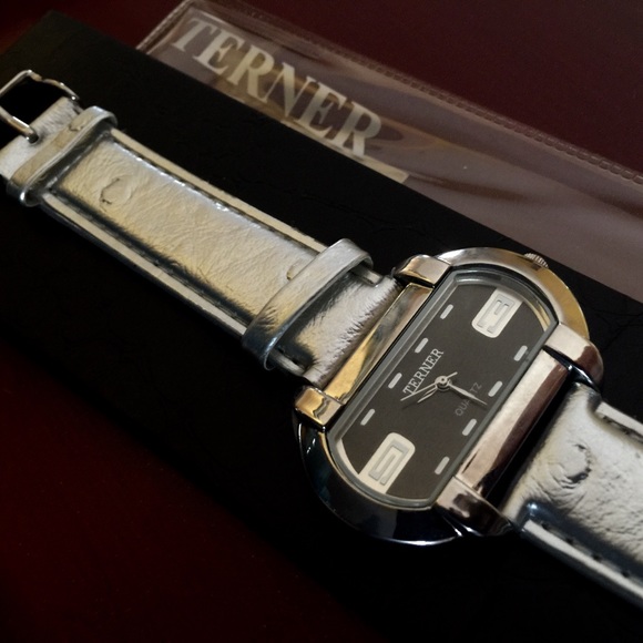 Modern Designed Silver Watch with Black Dial