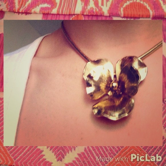 Flower gold-tone necklace.