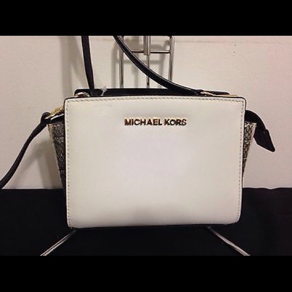 Michael Kors Handbags - ♡On sale tonight♡MK mini messenger (SELMA)