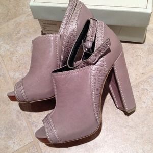 ⭕️BCBG Max Azria Reagan Open Toe Leather Platforms