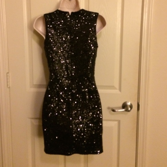 NWOT Tobi Gwyn Deep V-neck Sequin Dress - Picture 2 of 4