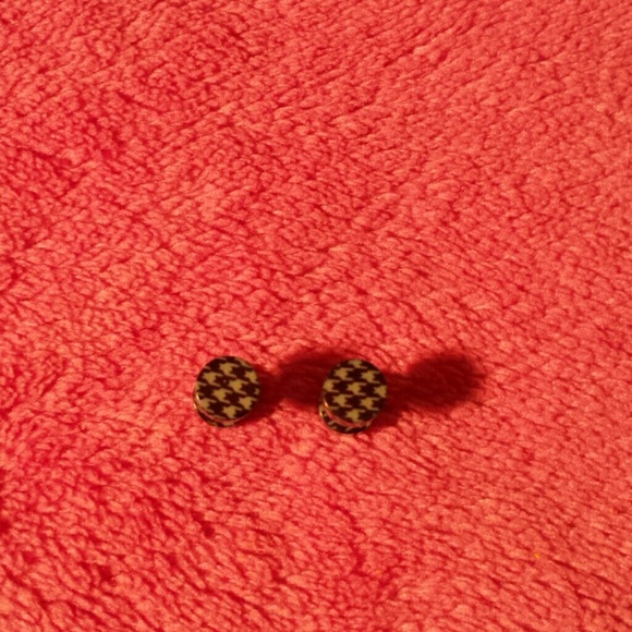 Faux plugs