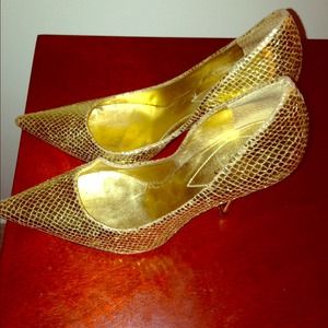 Shiny gold Guess Pump size 6.5