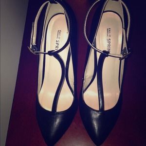 Black shoes with gold heels. Very cute to wear!