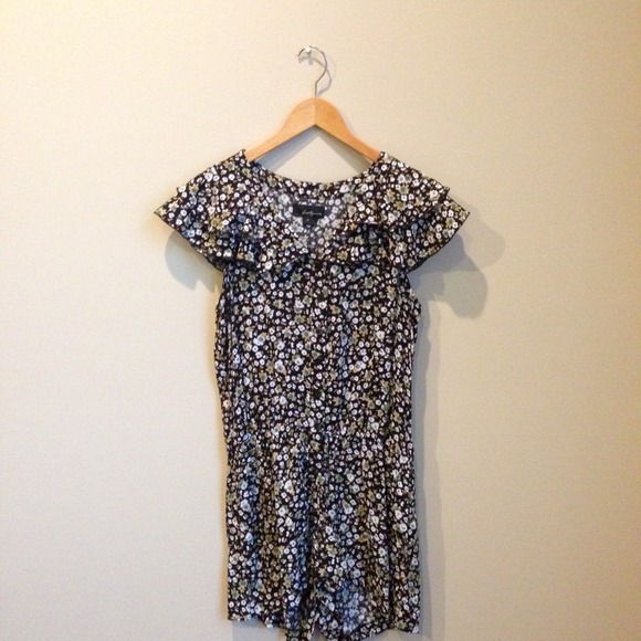 Floral Ditsy Print Romper ✨ - Picture 2 of 3