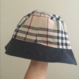 💢BUNDLED 💢Authentic reversible Burberry rain hat