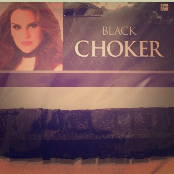 New black choker