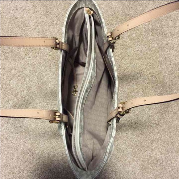 ❌❌Sold: Authentic MK Jet Set PVC Monogram Tote❌❌ - Picture 3 of 4