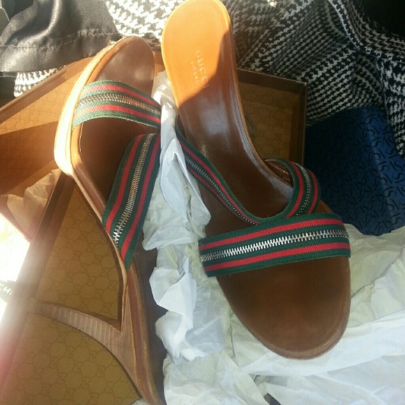 SOLDDD!!! Gucci sandals  GREAT condition - Picture 1 of 2