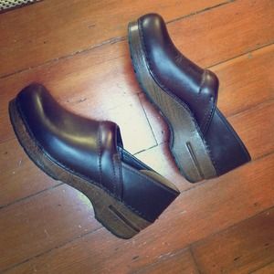 BUNDLE FOR GYPSYJENNY. Clogs & Patagonia sweater.