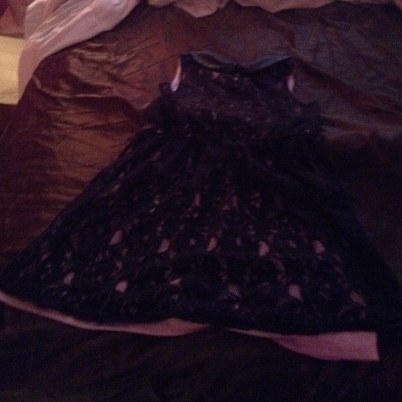 A lace dress - Picture 2 of 3