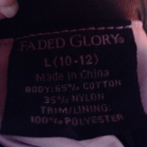 A lace dress - Picture 3 of 3