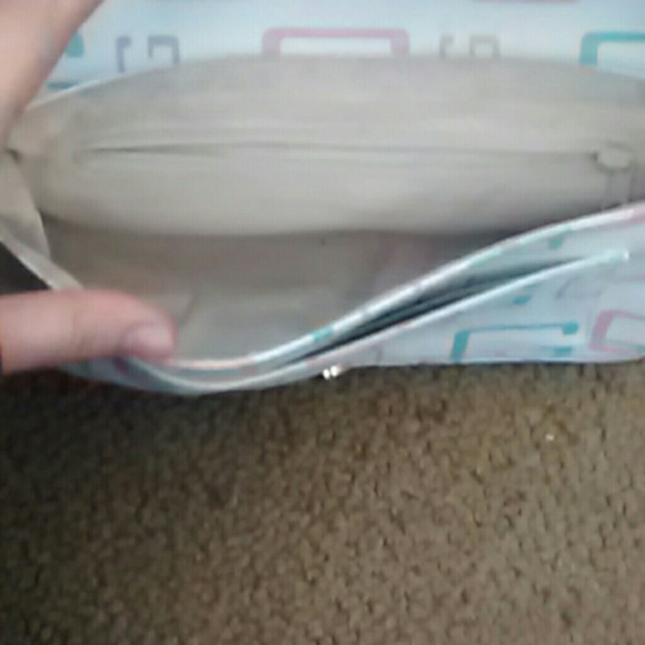 Guess Handbag - Picture 2 of 4