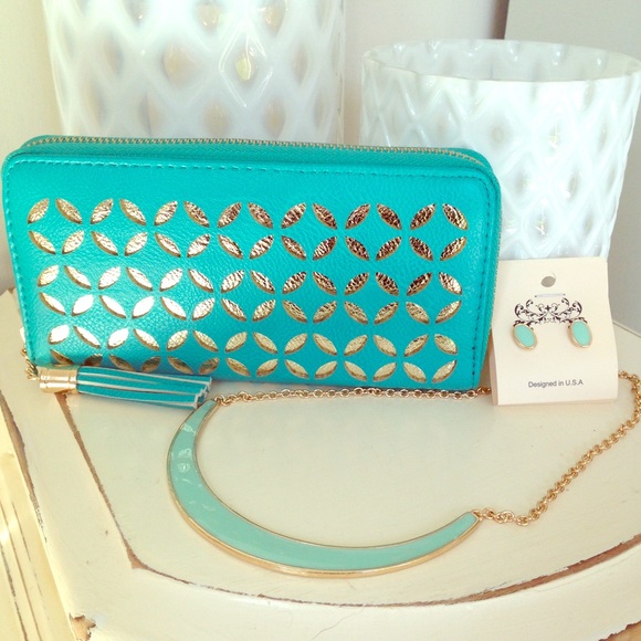 Boutique Handbags - ❗️CLEARANCE❗️The PEGGY SUE Wallet