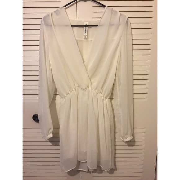 Dresses & Skirts - SALE 🎉 Bethany Mota White Dress