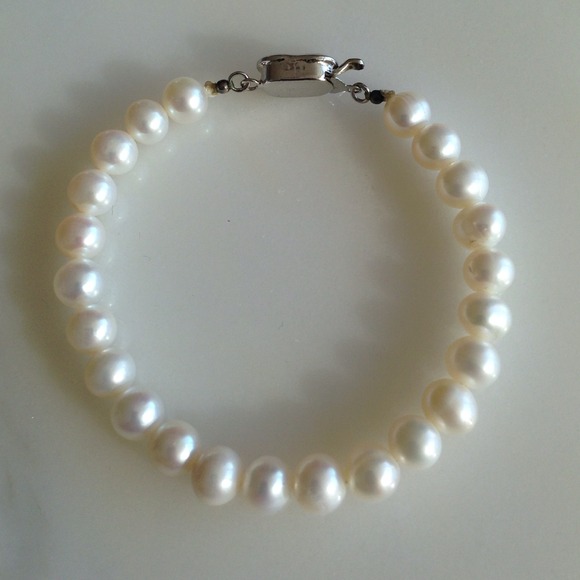 Authentic single-strand pearl bracelet