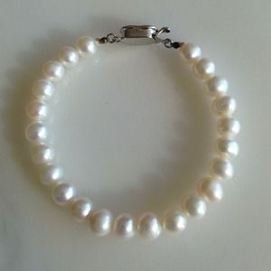 Authentic single-strand pearl bracelet