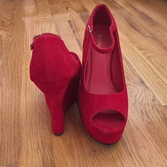 Shoedazzle red platform cutout wedge - Picture 2 of 4