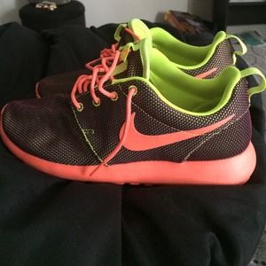 Nike Roshe 8.5 women