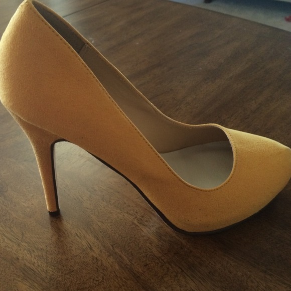 yellow pump 7 1/2