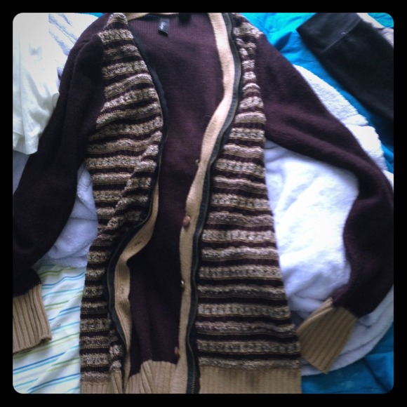 Buckle maroon and tan cardigan