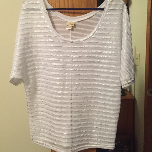 Daytrip Tops - NWOT Sz M Daytrip white/silver top