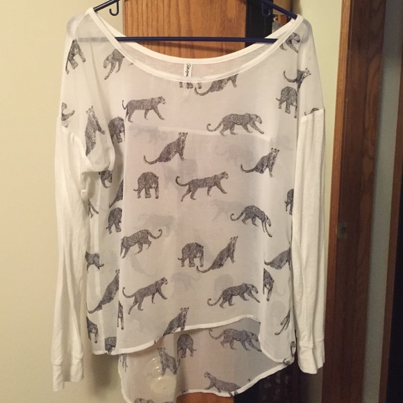 Aeropostale Tops - Sz L Aeropostale leopard high/low top