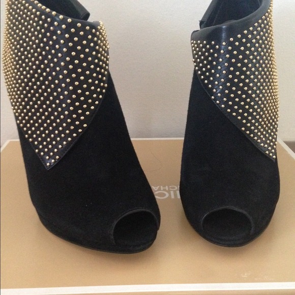 SOLD on Tra  de sy!! 🎉HP🎉 Michael Kors booties - Picture 2 of 4