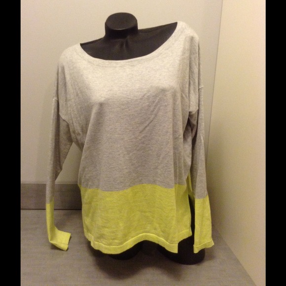 Cashmere blend color block sweater. Size: large