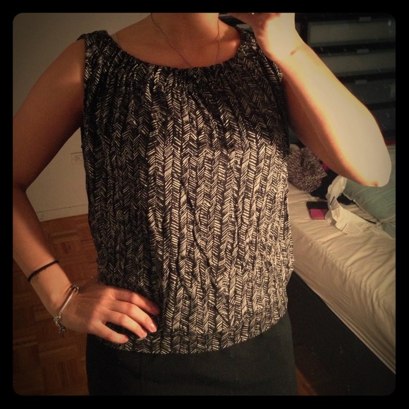 Gorgeous sleeveless stretch black and white top