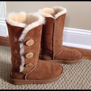🍁triple bailey button uggs🍁