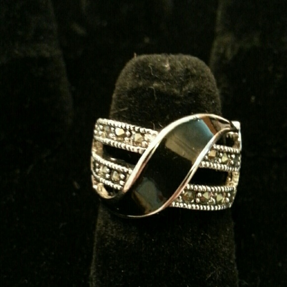 Lovely black and silver cocktail ring