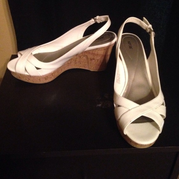 White cork wedges