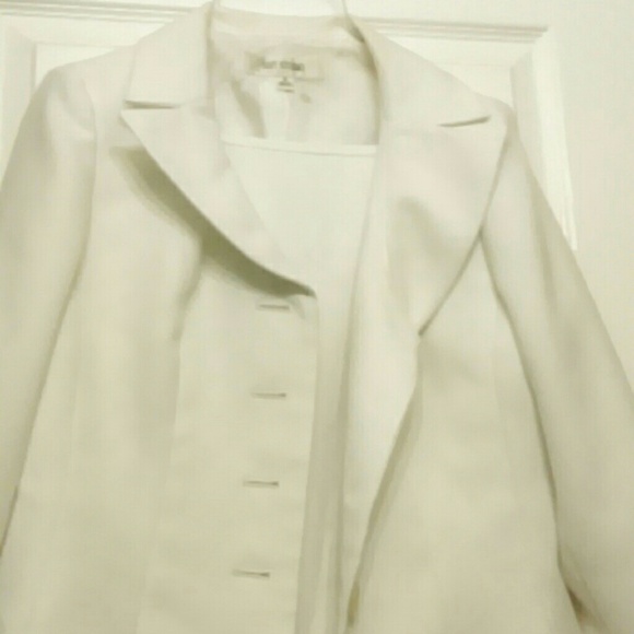 Vintage look. Off white skirt suit