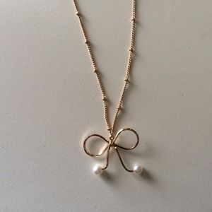 Elegant bow necklace