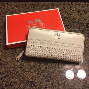 Reduced shipping!Authentic Coach zipper wallet!