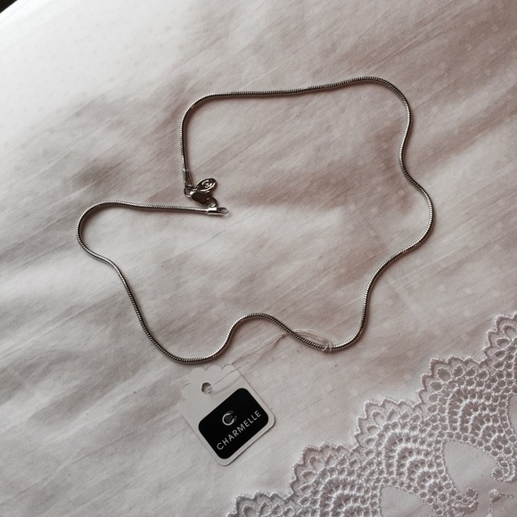 Silver tone necklace. - Picture 1 of 3