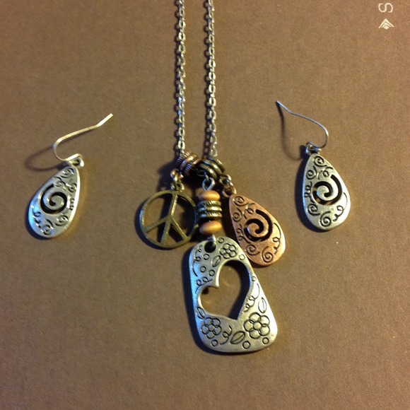 Vintage Lia Sophia necklace and earring set. - Picture 1 of 2