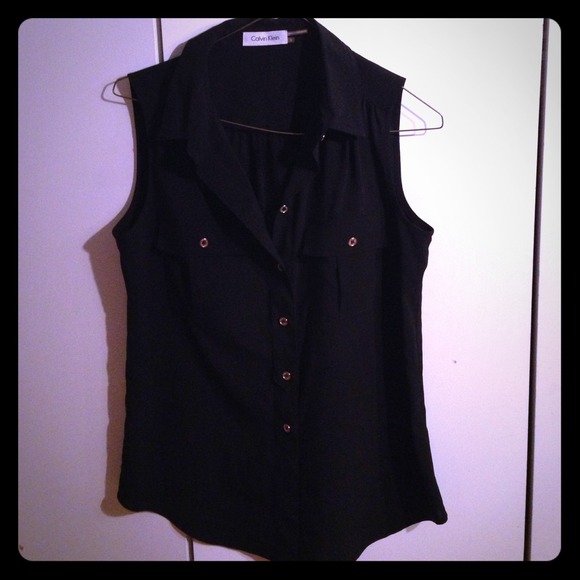 Beautiful sleeveless gold button down top !