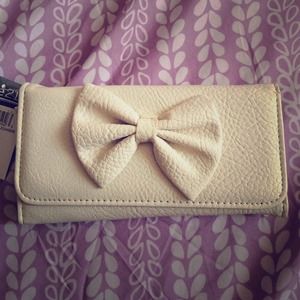 A creme wallet with a bow 🎀