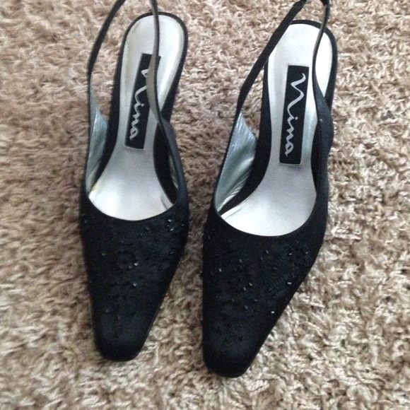 Size 6 black 1-1/2 inch heels