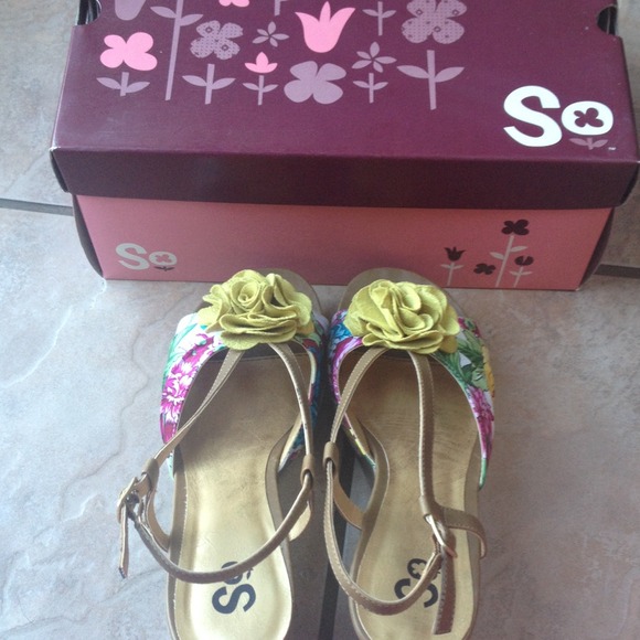 Flower print with yellow flower wedges