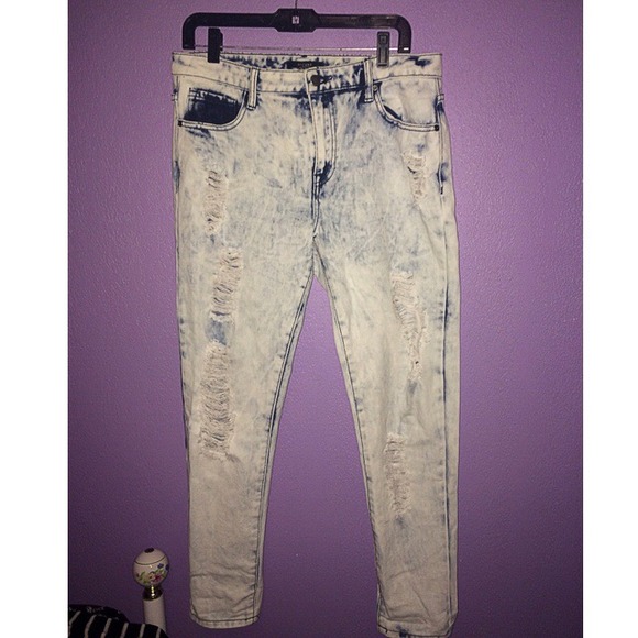 Acid wash distressted boyfriend jeans