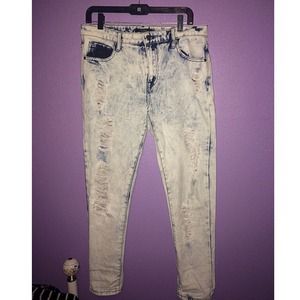 Acid wash distressted boyfriend jeans